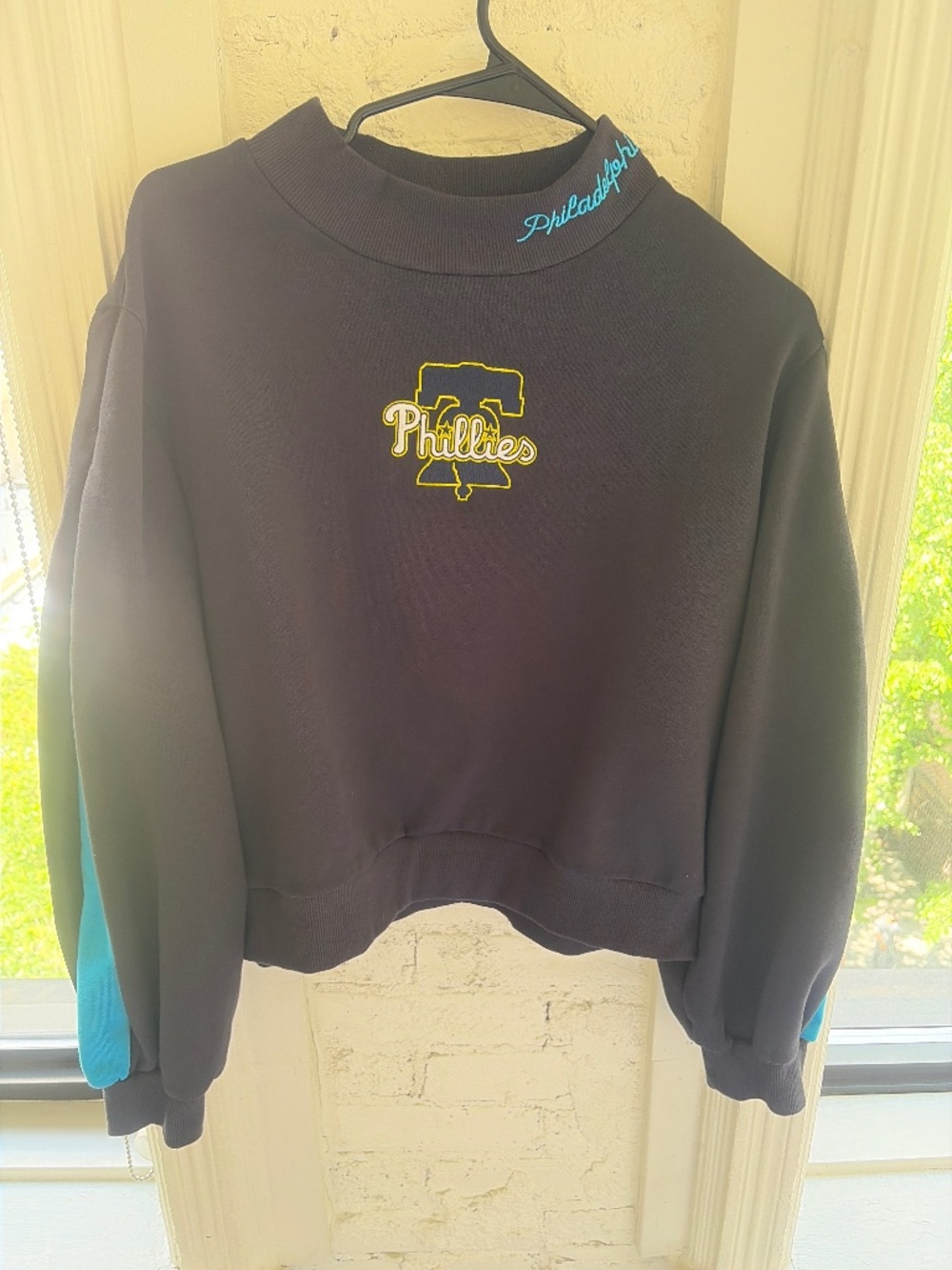 Medium New Era Phillies Mockneck Sweatshirt